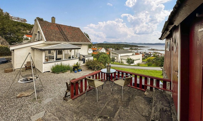 Nedstrand House | Beautiful home in Nedstrand with WiFi