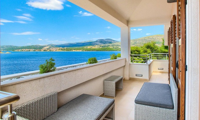 Okrug Donji House | Beautiful home in Okrug Donji