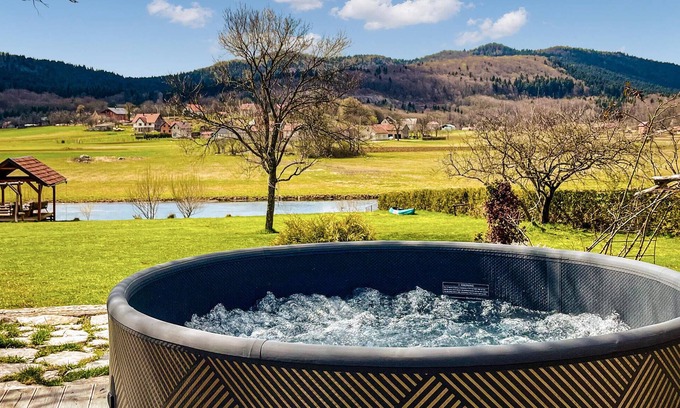 Otocac House | Beautiful home in Otocac with jacuzzi