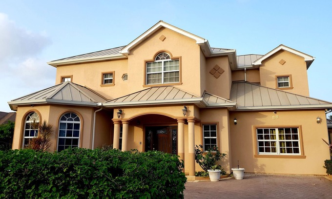 George Town House | Beautiful home in quiet family friendly community - 5 minutes from Spotts beach.