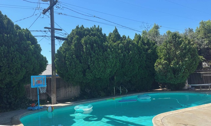 Fresno House | Beautiful Home in quiet neighborhood with a pool and close to stores & highways.