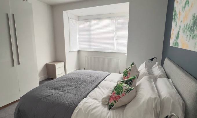 Pettits House | Beautiful Home in Romford East London - Sleeps 9 + Free Parking