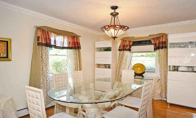 Roslyn Apartment | Beautiful home in Roslyn Historic Village
