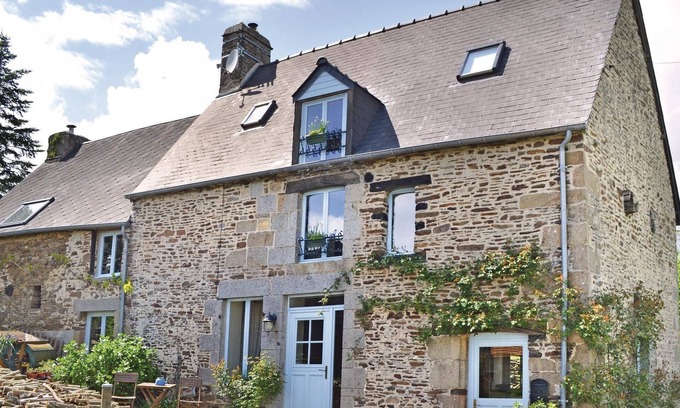 Sougeal House | Beautiful home in Sougeal with kitchen