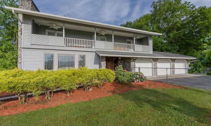 Ansted House | Beautiful home in the gorge