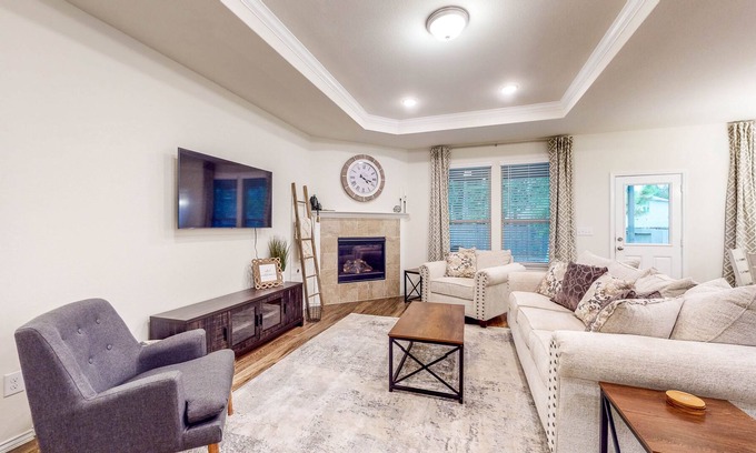 Conroe House | Beautiful Home near Lake Conroe - Fully Fenced Yard, Gas Fireplace & Grill