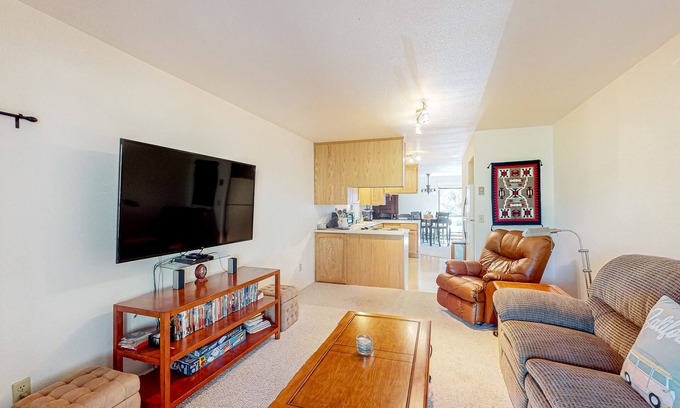 Groveland Condo | Beautiful home on golf course with fireplace, pool, enclosed patio, W/D, & WiFi