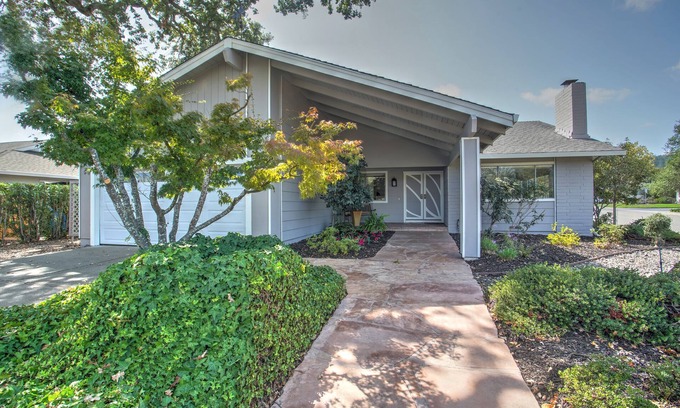 Santa Rosa House | Beautiful home on the golf course in 55+ community close to wineries