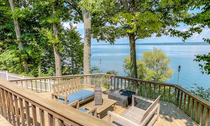 Romulus House | Beautiful Home On The Lake Great For Families & Walking Distance to Winery