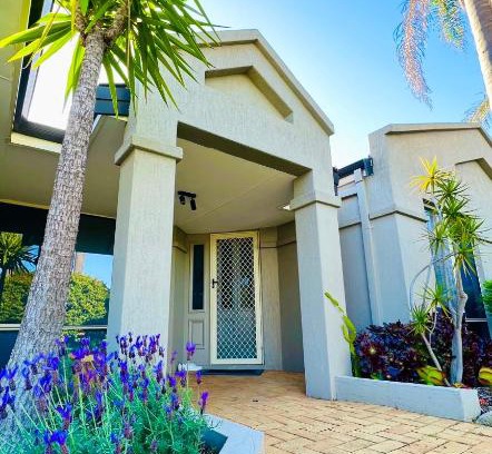 Atwell House | Beautiful home Queen bed near train station
