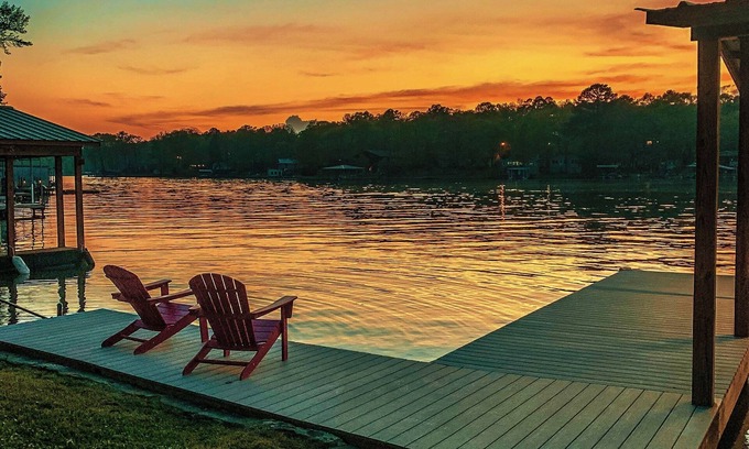 Piney House | Beautiful Home Right On Lake Hamilton! HOT TUB! Covered Boat Slip! Waterfall!