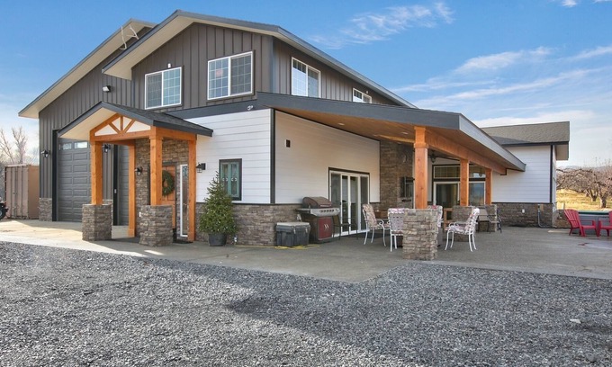 Yakima House | Beautiful Home surrounded by apple orchard. Quiet beautiful pond, outdoor living