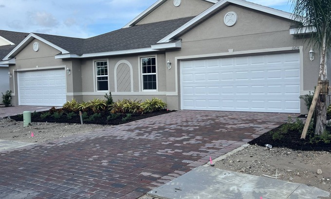 Jacarandas House | Beautiful home 2 + den with great amenities.