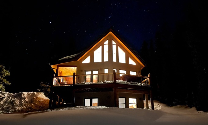 Valley of the Sun Cabin | Beautiful Home w/Spacious Deck, Hot Tub, Game Room, Pet Friendly - Porcupine Slopes