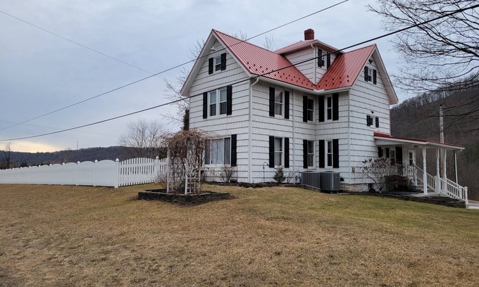 Neelyton Bed & Breakfast | Beautiful home with perfect location for EBT and train enthusiasts!