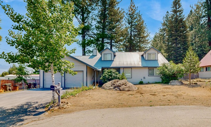 Truckee House | Beautiful home with enclosed yard, modern appliances, & WiFi