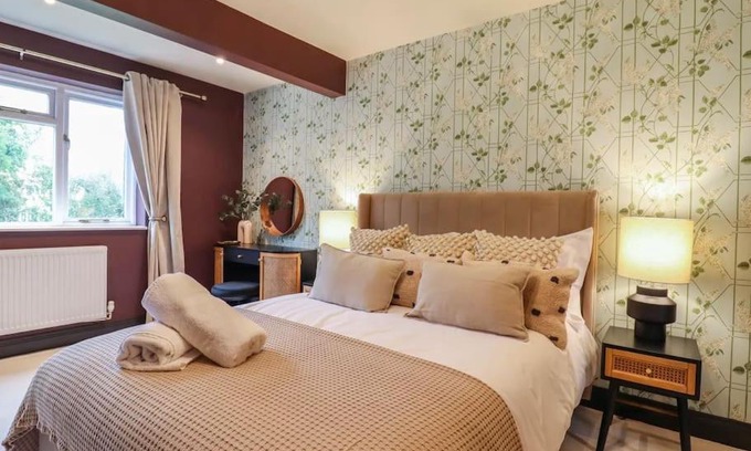 Royston House | Beautiful home with hot tub near Cambridge