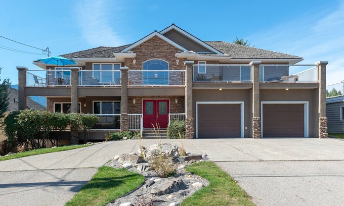 East Kootenay House | Beautiful Home with Mountain and Lake Views. 3 min walk to beach + 10 to town.