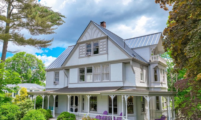 Wiscasset House | Beautiful home with Ping-Pong, fast WiFi & W/D - walk to dining