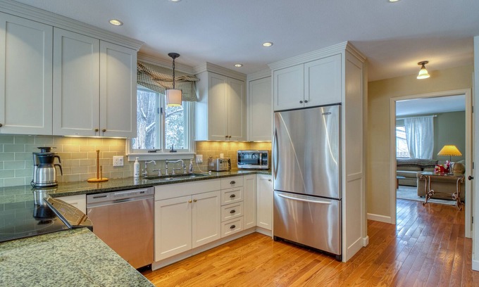 Carbondale House | Beautiful home with backyard and porch - near all area outdoor activities