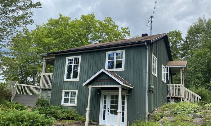 Austin Ski Chalet | Beautiful homy cottage, 10 steps away from the lake!
