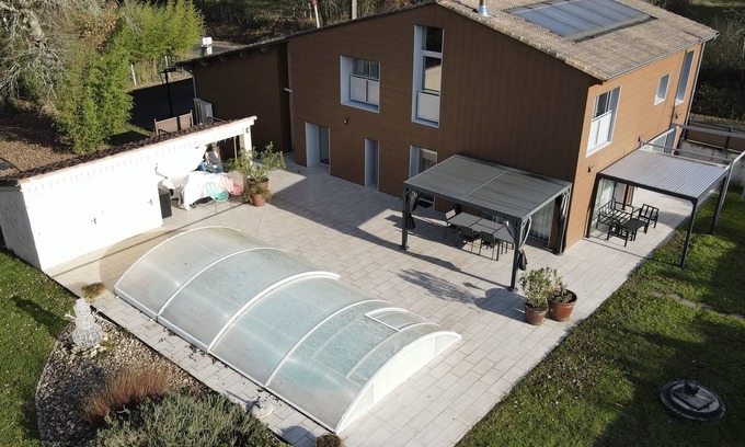Laruscade Cottage | Beautiful house 170 m2, heated and covered swimming pool, jacuzzi, classified 4 stars.