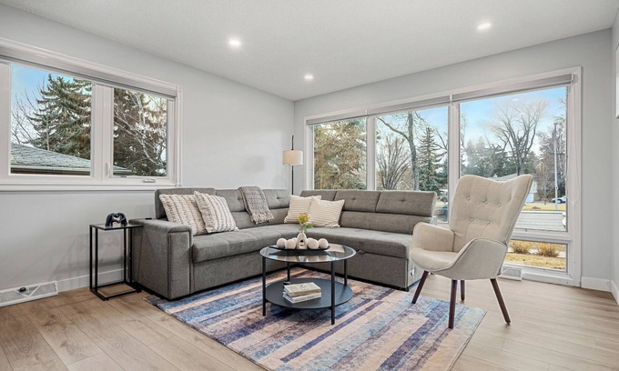 Kelvin Grove House | Beautiful House 3BDR>Chinook Mall 2 mins>Downtown 10 mins/Backyard>Firepit>PS5