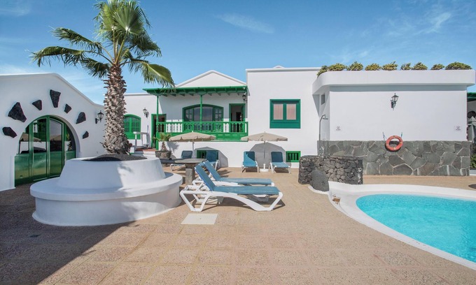 San Bartolome Apartment | Beautiful House “Apartamento Karine” with Shared Pool and Wifi