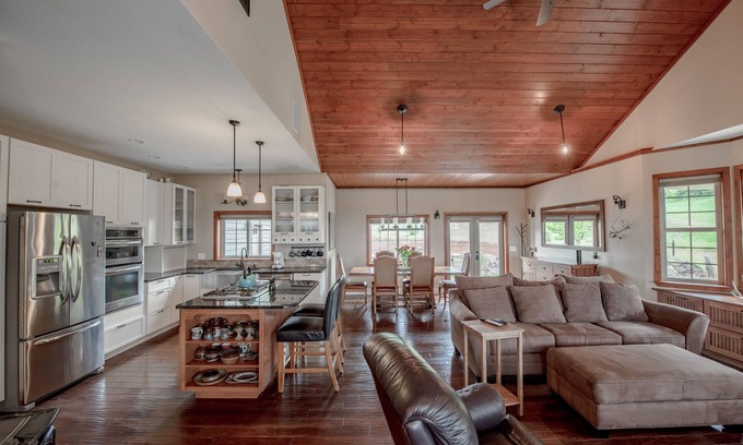 White Salmon House | Beautiful house and private apartment, hot tub & sauna, 6 miles from Hood River!