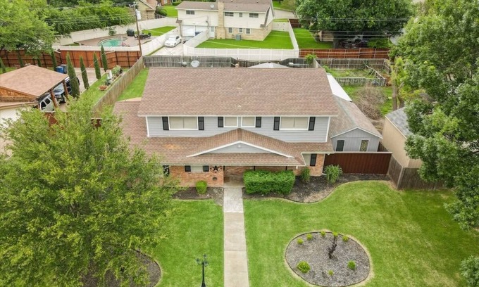 Dallas House | Beautiful House for BIG Groups with a Cinema Room