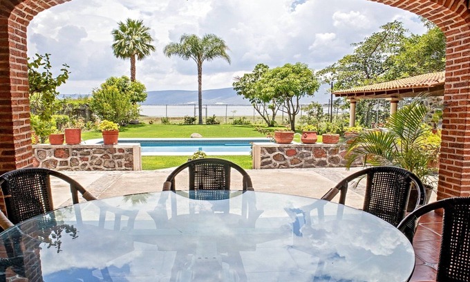 Jocotepec Villa | Beautiful house in Chapala with an incredible garden with pool