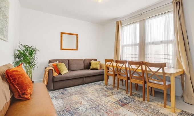 Tottenham Green House | Beautiful House in North London with Parking