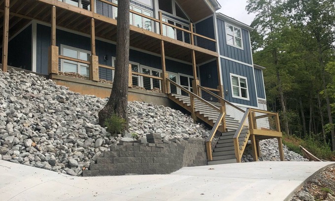 Big Creek House | Beautiful house located in a quiet cove with easy walk to the lake.