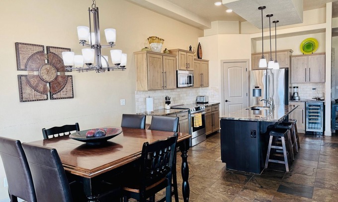 Mesquite House | Beautiful House on a Golf Course by Mesquite Vacation Rentals: Magnificent views overlooking the 10th tee box, walk to Falcon Ridge Clubhouse with $510 in free daily activities!