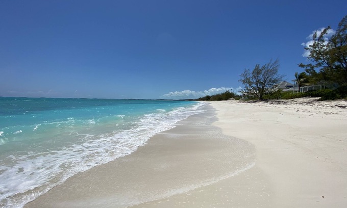 Tar Bay House | Beautiful House on the beach. Come and enjoy your paradise vacation!