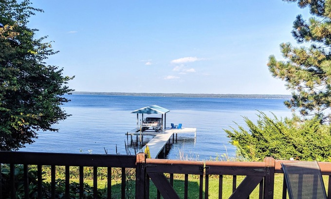 Town of Torrey House | Beautiful house on the lake
