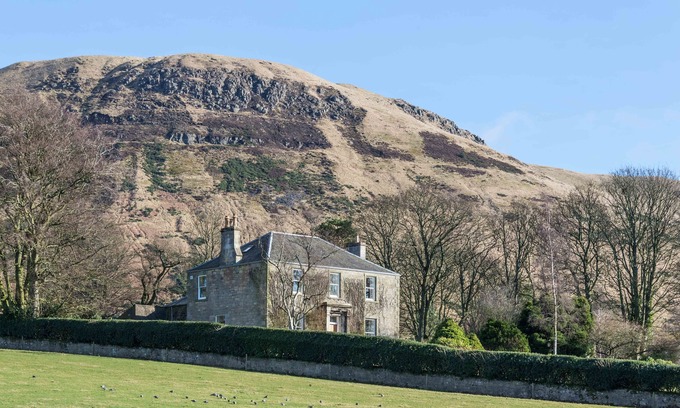 Kinnesswood House | Beautiful house, set in a gorgeous garden with stunning Loch views