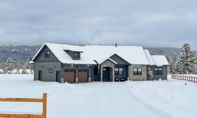 McCall House | Beautiful house w/2 gas fireplaces, private hot tub, grill & mountain views