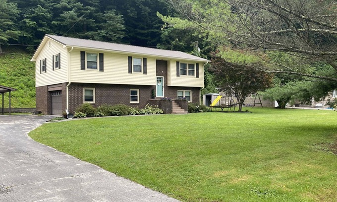 Roderfield House | Beautiful house walking distance to wilmore dam! Surrounded by tons of trails!