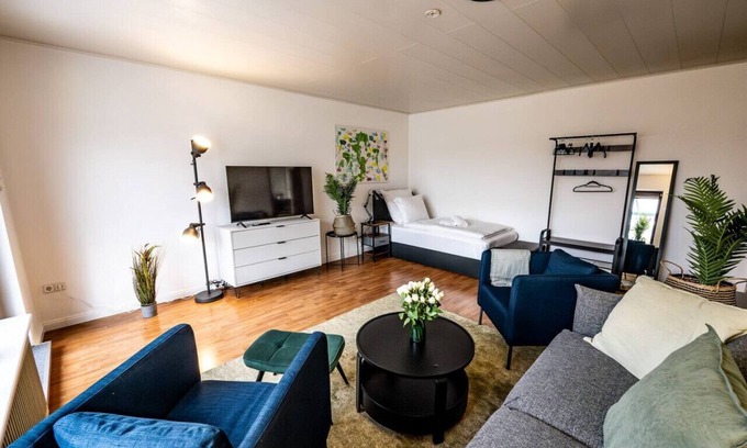 Brunsbuttel House | Beautiful house with conservatory and garden and large bathrooms
