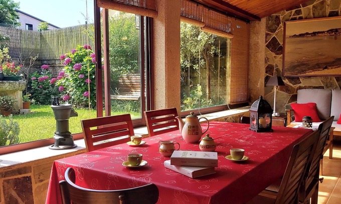 Moana House | Beautiful house with porch and garden 5' drive from the beach and the mountains.
