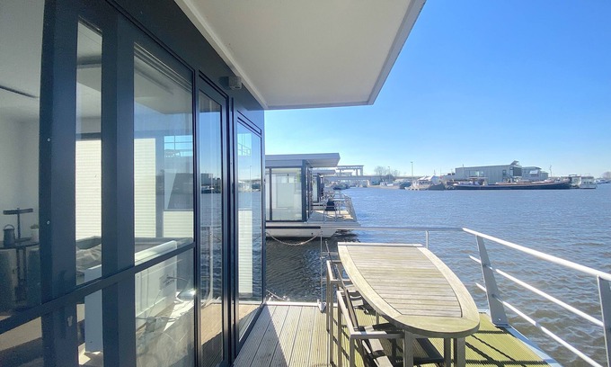 Nieuwpoort Boat Rental | Beautiful houseboat 6 kilometres from the beach