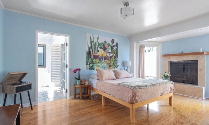 Alta Mesa House | Beautiful Hummingbird Suite w/kitchenette, patio & parking in Santa Barbara