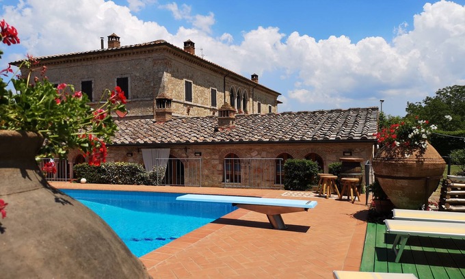 Monteriggioni Villa | Beautiful rustic villa in Tuscany in Monteriggioni, between Siena and Florence.