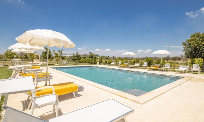 Aradeo Villa | Beautiful Italian Villa With Pool and Garden