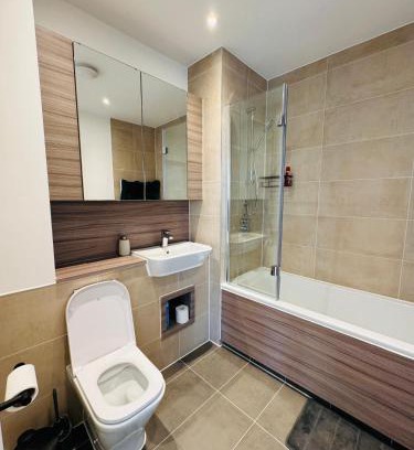 South Hornchurch House | Beautiful King Sized En-suite Room - Anderson Home