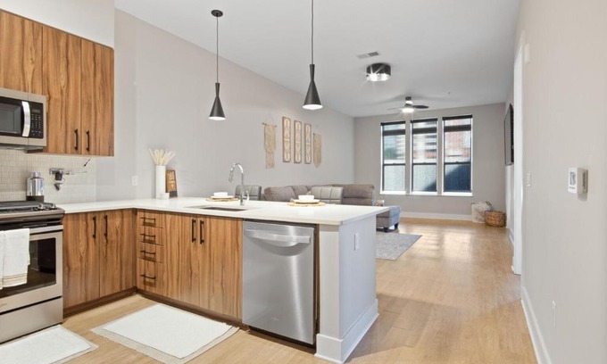 Buckhead Heights Apartment | Beautiful King Suite in the city of Atlanta