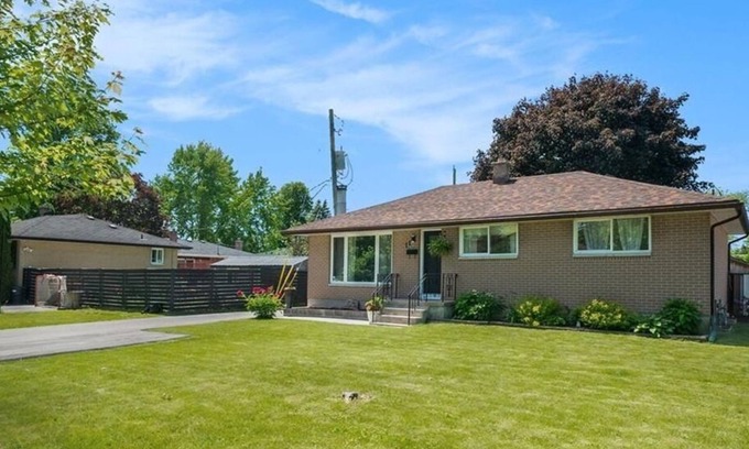 Kingston House | Beautiful Kingston House - 5 bedrooms, 2 Full bathrooms, 2 kitchens