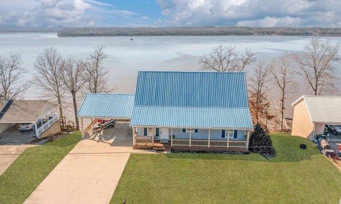 Denver House | Beautiful KY Lake house in Big Sandy, TN-private dock, water slide, game room