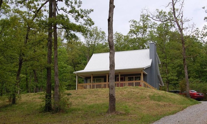 Clarkson House | Beautiful lake cottage minutes from lake and close to Mammoth Cave!